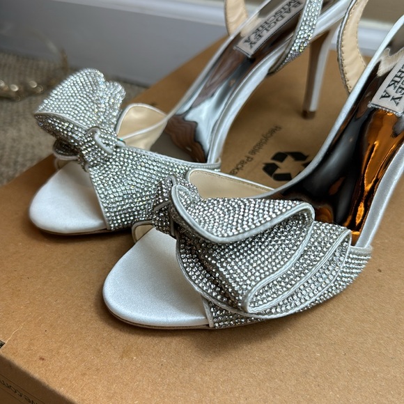 NWOT - Badgley Mischka Women's Rennie Heeled Sandal, Soft white, Size 6.5 😍🤍🩶 - Picture 5 of 17